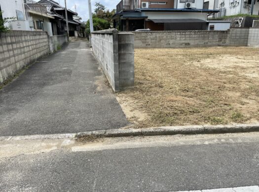 北東、南東の道路に接しています。