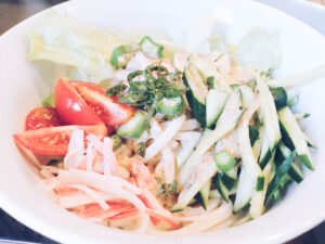 こどもと簡単料理　サラダうどん